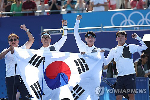 29일(현지시간) 프랑스 파리 레쟁발리드 양궁 경기장에서 열린 2024 파리올림픽 양궁 남자 단체 결승전 한국과 프랑스의 경기. 금메달을 차지한 한국 대표팀 선수들이 태극기를 들고 세리머니를 하고 있다. 연합뉴스